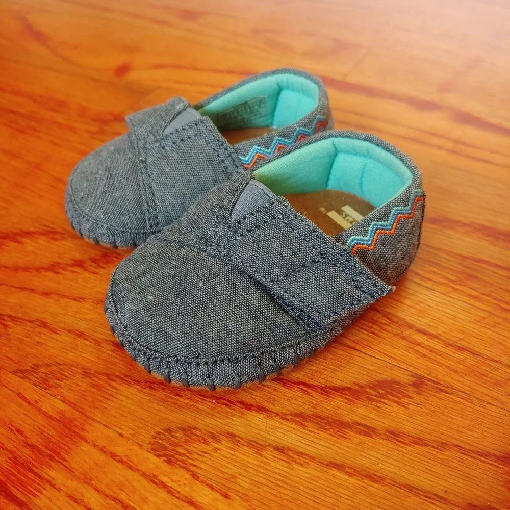 Toms Crib Shoes Baby Infant Size 2 Denim Fabric Soft Soles Hook And Loop Closure